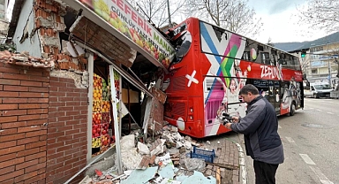 Bursa'da Freni Boşalan Tur Otobüsü Manava Daldı