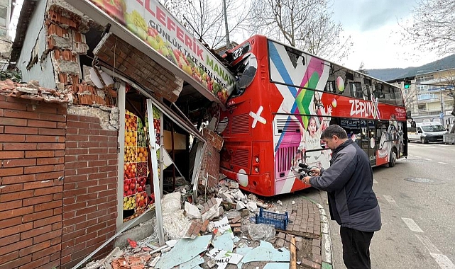 Bursa'da Freni Boşalan Tur Otobüsü Manava Daldı