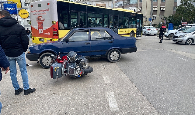 Bursa'da otomobile çarpan motosikletli ağır yaralandı