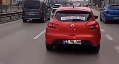 Bursa'da Süslü Otomobilin Arka Camındaki Yazı Gülümsetti