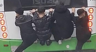 Bursa Yıldırım’da Halk Otobüsünün Arkasına Tutunan Lise Öğrencileri Paniğe Neden Oldu