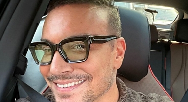 Cenk Eren sahnede talihsiz kaza geçirdi: “Mikrofonu tutarken kaşımı patlattım”