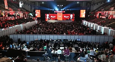 CHP Kurultayında Özgür Özel ile İmamoğlu Arasında Güç Savaşı