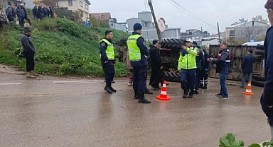 Gemlik'te Belediye Traktörü Devrildi