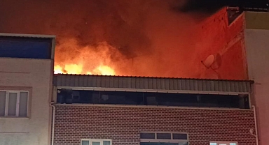 İnegöl'de İki Katlı Evin Çatısında Çıkan Yangın Korkuttu