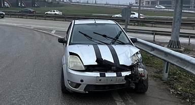 İnegöl'de Kontrolden Çıkan Otomobil Bariyerlere Çarptı: 2 Yaralı