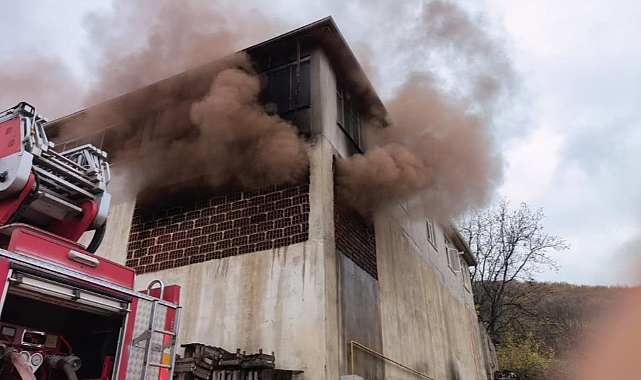 İnegöl'de Meyve Kasası Deposu Alev Alev Yandı