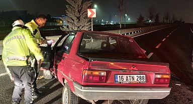 İnegöl'de Otomobil Bariyerlere Çarptı