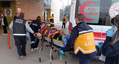 İnegöl'de Servis Minibüsü ile Hafif Ticari Araç Çarpıştı: 11 Yaralı