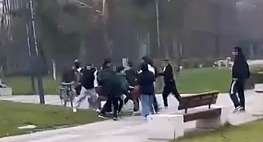 İnegöl Kent Meydanı'nda Gençler Arasında Kavga