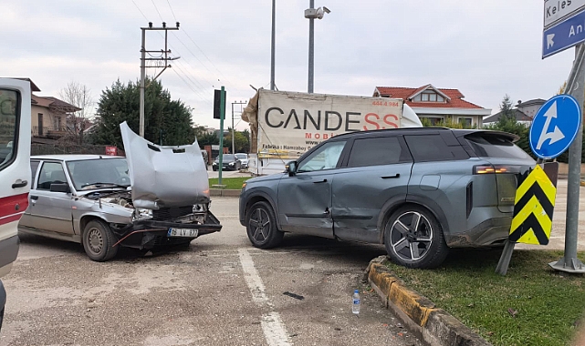 Işık ihlali kaza getirdi: 2 yaralı