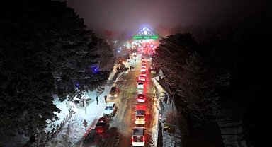 Kar Yağdı, Uludağ'a Akın Başladı: Gişelerden Her 10 Saniyede Bir Araç Geçti