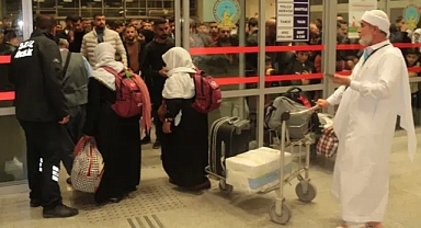 Suudi Arabistan'dan İlk Uçak Seferi 220 Umreciyi Coşkuyla Karşıladı