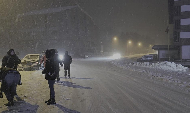 Uludağ’da yoğun kar yağışı: Yol kapandı, araçlar geri çevriliyor