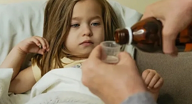 Uzmanlardan Uyarı: 4 Yaş Altı Çocuklara Öksürük Şurubu Vermeyin