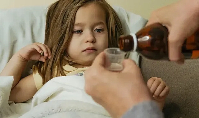 Uzmanlardan Uyarı: 4 Yaş Altı Çocuklara Öksürük Şurubu Vermeyin