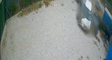 Bursa'da Direksiyon Hakimiyetini Kaybeden Sürücü Hobi Evinin Bahçesine Girdi