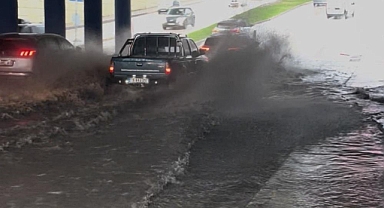 Bursa’da Sağanak Hayatı Felç Etti: Gökdere Alt Geçidi Sular Altında Kaldı