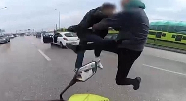 Bursa’da Yol Verme Tartışması Kavgaya Dönüştü: Uçan Tekmeler Kamerada