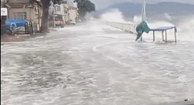 Bursa Gemlik’te Şiddetli Fırtına: Deniz Kara ile Birleşti, Tekneler Battı
