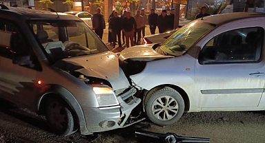 Bursa İnegöl’de Hafif Ticari Araçlar Kafa Kafaya Çarpıştı: 3 Yaralı