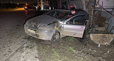 Bursa İnegöl’de Kontrolden Çıkan Otomobil Ağaca Çarptı: 4 Yaralı