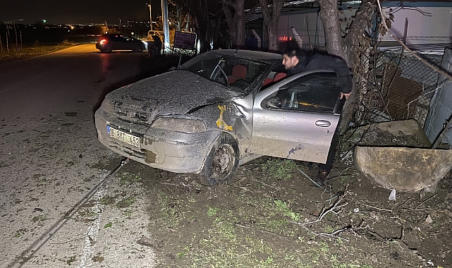 Bursa İnegöl’de Kontrolden Çıkan Otomobil Ağaca Çarptı: 4 Yaralı