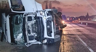 İnegöl’de İplik Yüklü Tır Devrildi: Sürücü Yaralandı