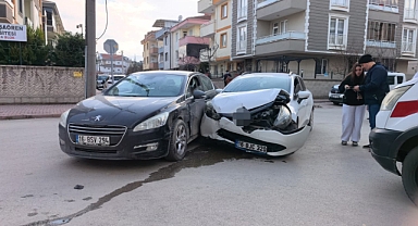İnegöl’de Kavşakta Feci Kaza: İki Otomobil Çarpıştı, 3 Kişi Yaralandı