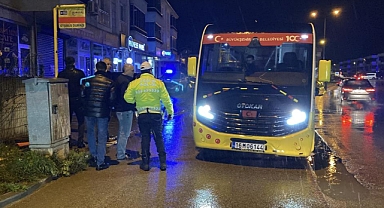 İnegöl'de Özel Halk Minibüsü Anne ve Kızına Çarptı: 2 Yaralı