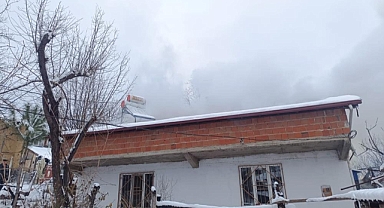 İnegöl’de Tek Katlı Evin Çatısında Yangın Çıktı