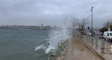 İstanbul’da Şiddetli Rüzgar Etkili Oldu: Çatılar Uçtu, Ağaçlar Devrildi