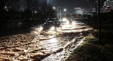 İzmir'de Sel Suları Altında Balık Tutan Esnaf Sosyal Medyanın Gündeminde