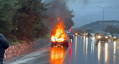 Mudanya Yolu’nda Korku Dolu Anlar: Arızalanan Otomobil Alev Alev Yandı