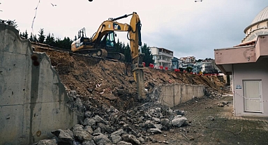 Nilüfer'de çöken istinat duvarı yenileniyor