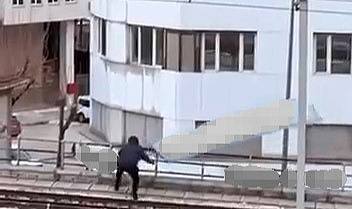 Rüzgarın Kopardığı Tabela Metro Raylarına Düştü: Vatmanın Müdahalesi Yürekleri Ağza Getirdi