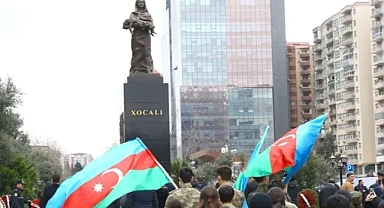 Bakü’de Hocalı Anıtı Önünde Tören