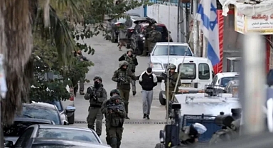 Batı Şeria'da İsrail Operasyonları: 21 Filistinli Gözaltında