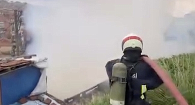 Bursa'da Alev Alev Yanan Ev Kullanılamaz Hale Geldi