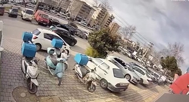 Bursa’da otomobil sürücüsü ile motosikletli kurye arasında yol verme kavgası kamerada