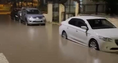 Bursa’da Sağanak Sonrası Rögarlar Taştı: Emniyet Caddesi Göle Döndü