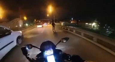 Bursa’da Tehlikeli Anlar: Yola Aniden Atlayan Yaya Motosikletliyi Zor Durumda Bıraktı