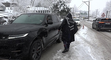 Bursa’da Yoğun Kar Yağışı: Uludağ Yolunda Zincirsiz Araçlara Geçit Yok