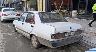 Bursa İnegöl'de Kaldırıma Çarpan Sürücü Güvenlik Kamerasından Tespit Edildi