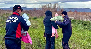 Bursa Uluabat Gölü'nde Mahsur Kalan Aile Jandarma Tarafından Kurtarıldı