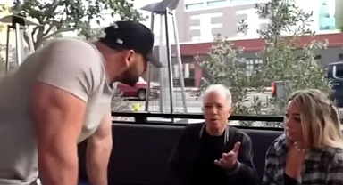 Dünyaca ünlü yapımcı 15 yaşındaki kızla görüldü