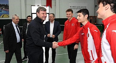 Ertuğrul Sağlam Osmangazi Belediyespor’un Genç Tenisçileriyle Buluştu