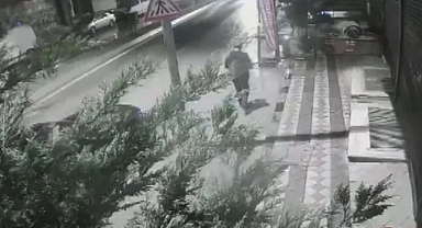 Eşini üç çocuğunun gözü önünde öldürdü