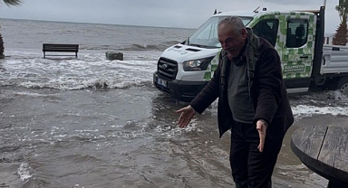 Gemlik’te Dev Dalgalar Sahil Yolunu Kapattı