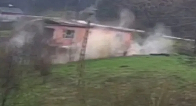 Heyelan Riski Nedeniyle Boşaltılan 2 Katlı Ev Çöktü